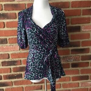 BCBG maxazria Animal Print Blouse sz XS Women's Faux Wrap blouse Sz XS